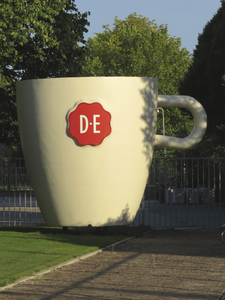 908173 Afbeelding van een reuzenmok met het logo van Douwe Egberts, op het terrein van Douwe Egberts Nederland B.V. ...